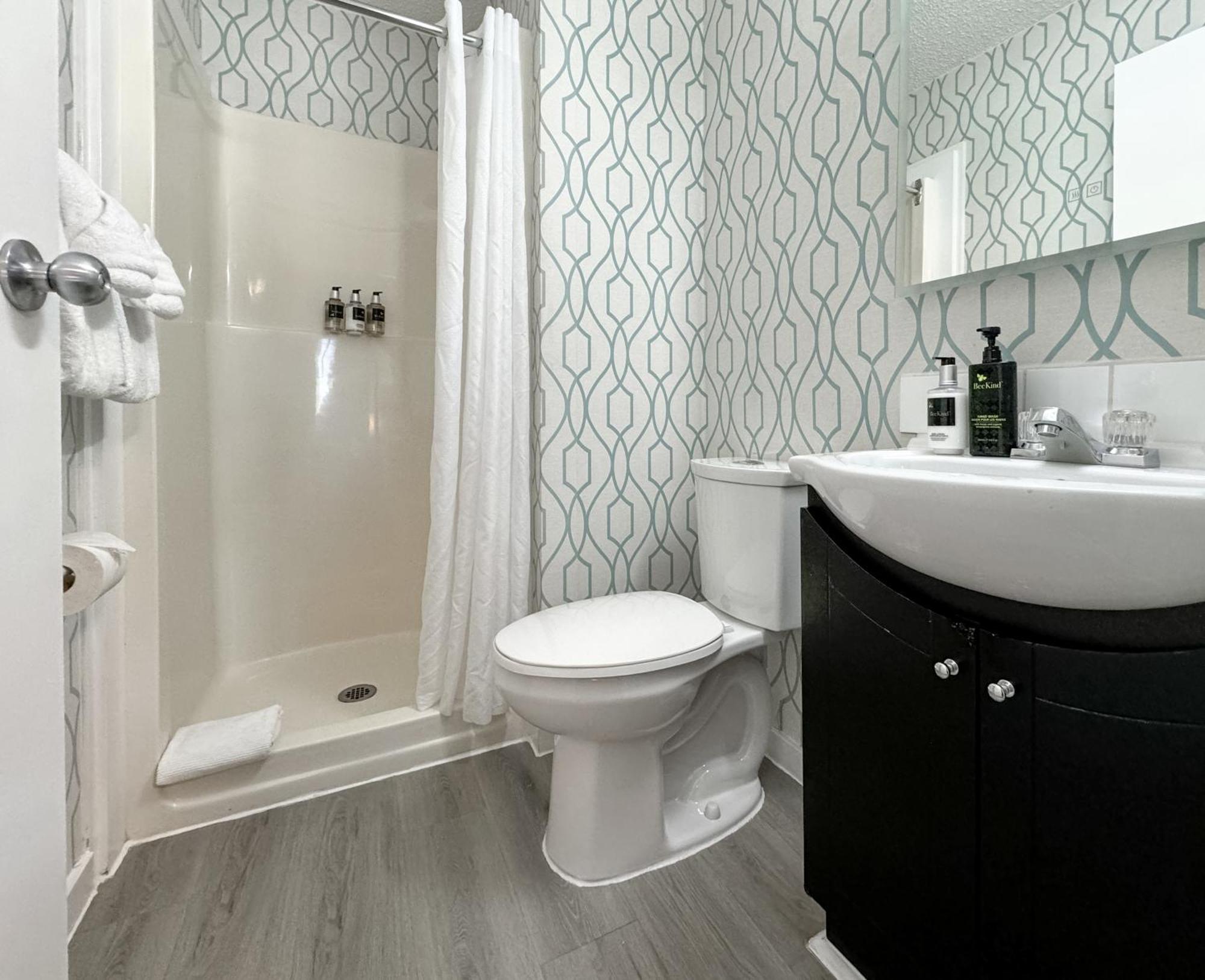 The Tide'S Inn Parksville Room photo